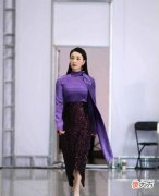 【时尚一点】灰色系的衣服其实很不好掌握，陶虹穿这件礼服，美得大气又高级