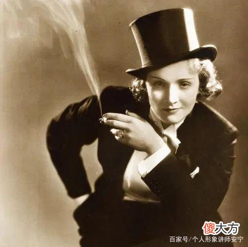 【时尚一点】《嘉人女性影响力之夜》张雨绮黑白配色活动海报透露