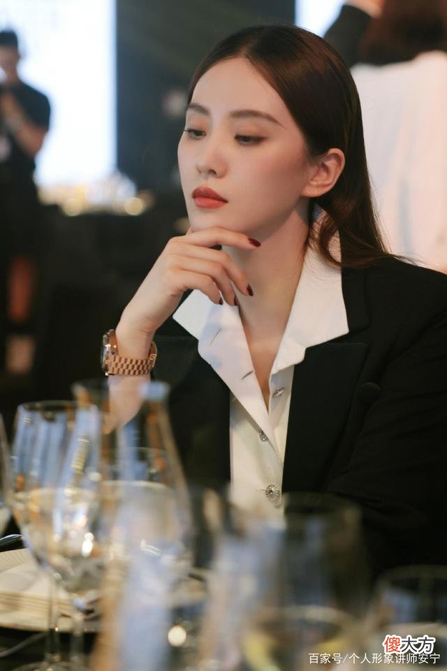 【时尚一点】《嘉人女性影响力之夜》张雨绮黑白配色活动海报透露