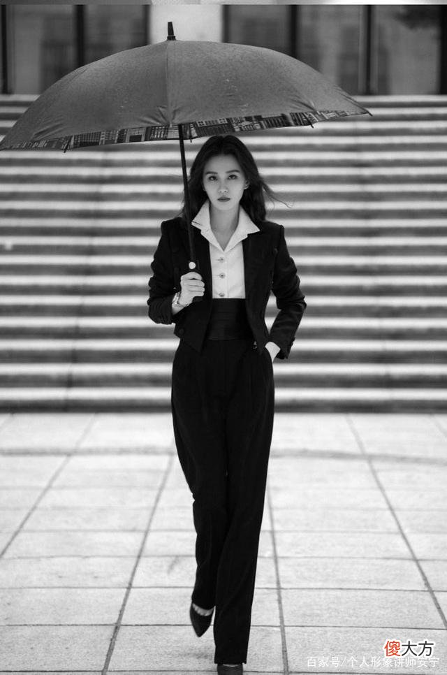 【时尚一点】《嘉人女性影响力之夜》张雨绮黑白配色活动海报透露