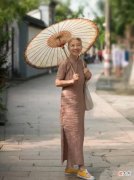 【时尚一点】中老年人穿过膝裙最好远离这几款过膝裙