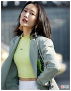 【时尚一点】同样是荧光色的西服组合，王鸥的这个造型走在生气勃勃的优雅风中