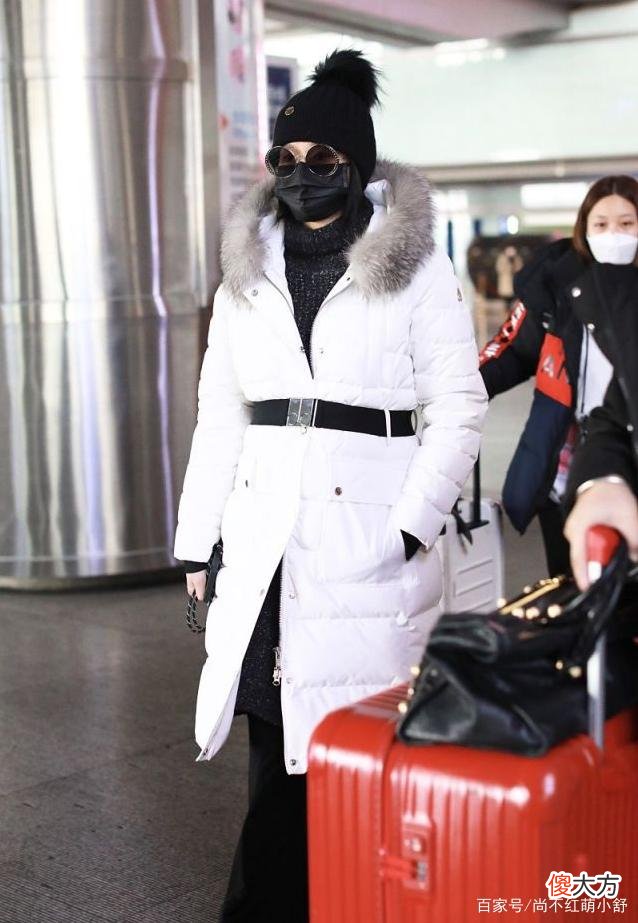 【时尚一点】胡杏儿的羽绒服怎么穿？