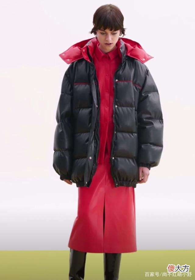 【时尚一点】胡杏儿的羽绒服怎么穿？
