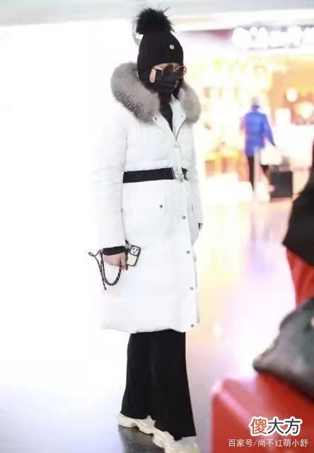 【时尚一点】胡杏儿的羽绒服怎么穿？