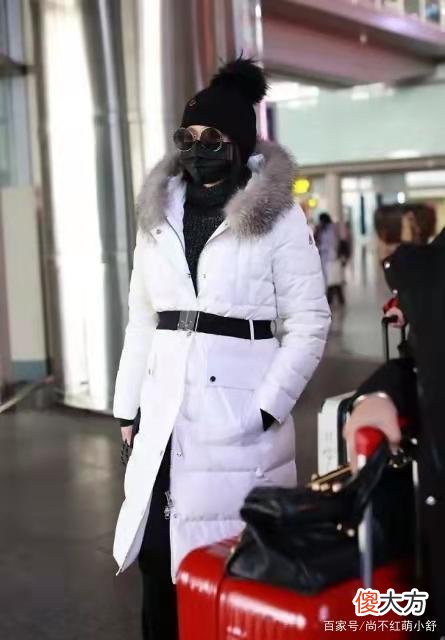 【时尚一点】胡杏儿的羽绒服怎么穿？