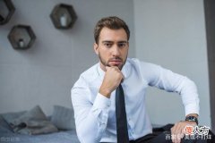 【就爱时尚】正装衬衫是男士追求专业和优雅的必备品，犹如女人的高跟鞋
