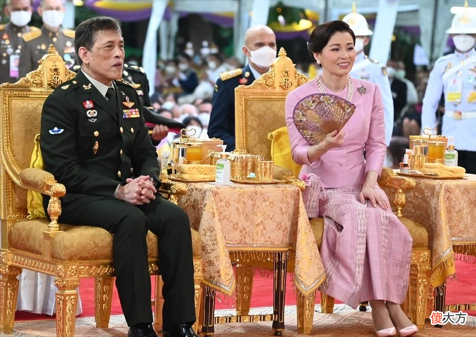 【时尚一点】苏提达王后竟能驾驭嫩粉色套装，超显白，手拿精致小扇扑不停