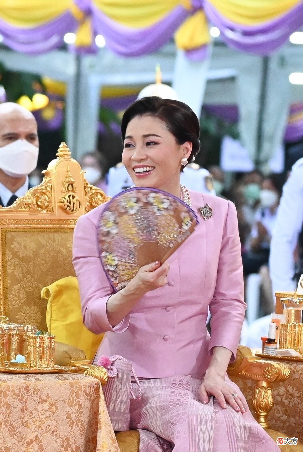 【时尚一点】苏提达王后竟能驾驭嫩粉色套装，超显白，手拿精致小扇扑不停