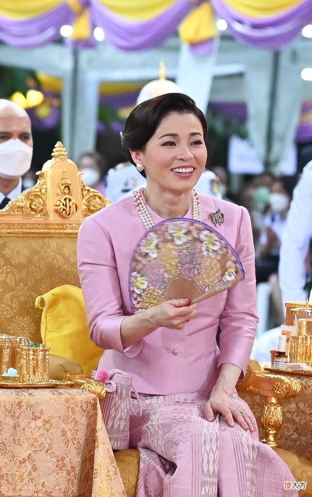 【时尚一点】苏提达王后竟能驾驭嫩粉色套装，超显白，手拿精致小扇扑不停