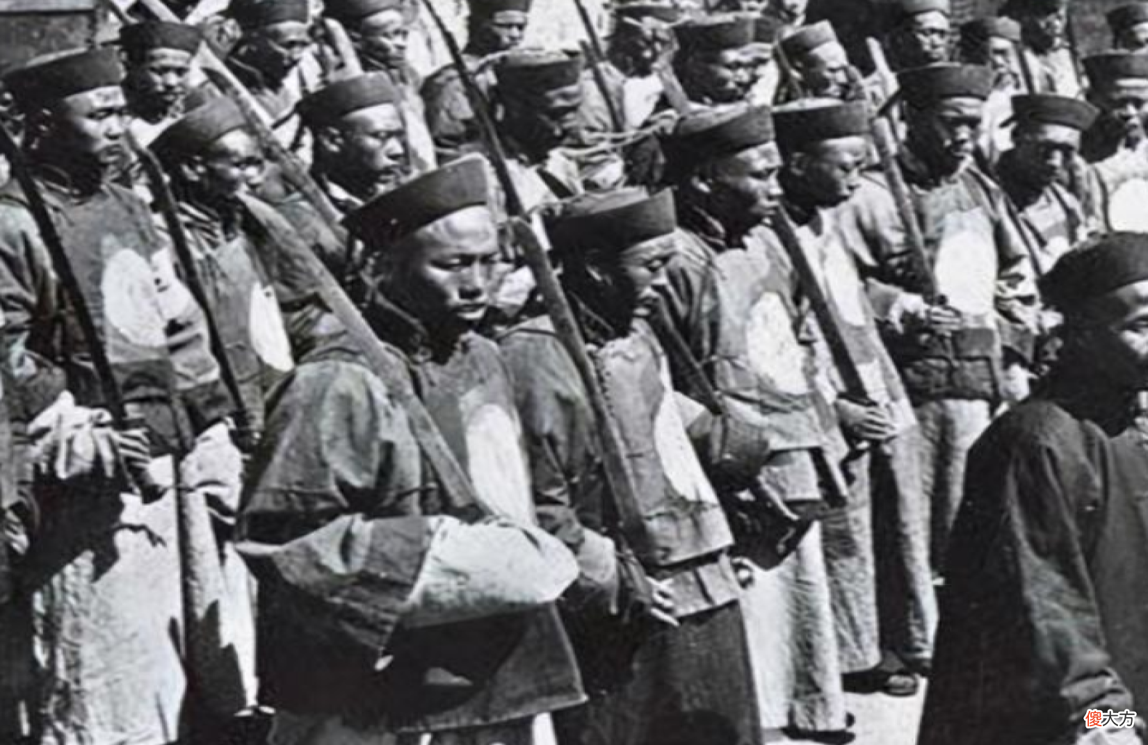 【历史故事】清兵衣服上有：“兵、丁、卒、勇”，不同的字代表地位也天差地别