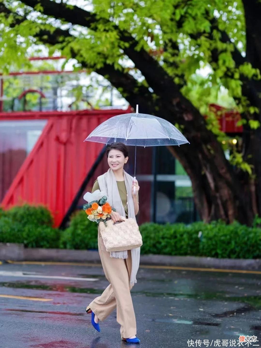 【时尚一点】这才是50岁妈妈该有的形象，出门穿彩色带跟鞋，头发挽起更优雅