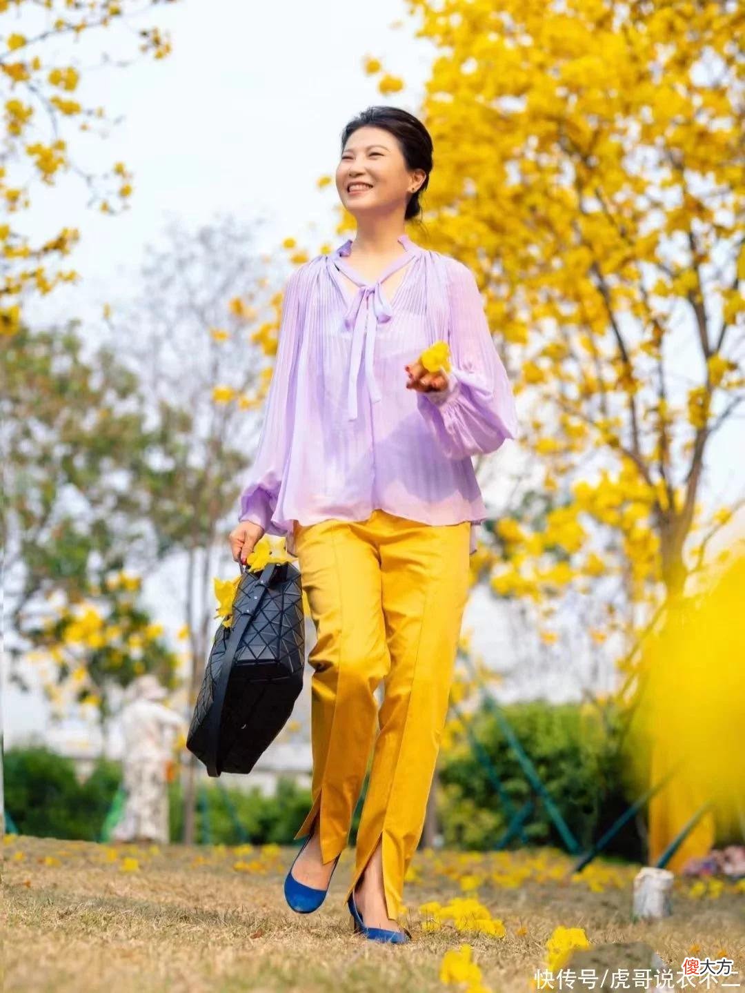 【时尚一点】这才是50岁妈妈该有的形象，出门穿彩色带跟鞋，头发挽起更优雅