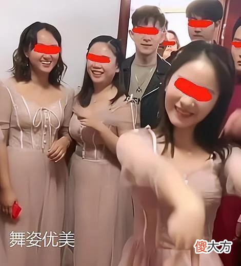【就爱时尚】婚礼现场玩成了大冒险，伴娘跳热舞求放过，伴郎：亲一个