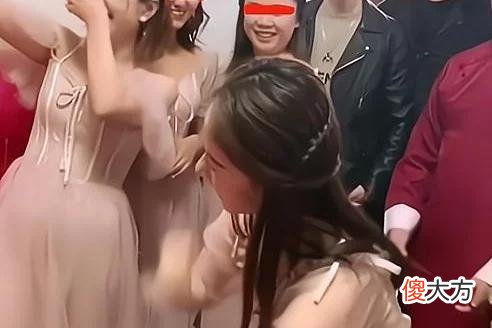 【就爱时尚】婚礼现场玩成了大冒险，伴娘跳热舞求放过，伴郎：亲一个
