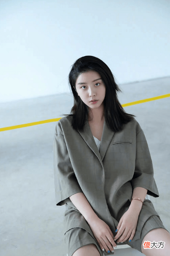 【就爱时尚】西装中裤搭配小技巧，让娇小的女生轻松玩转时尚感