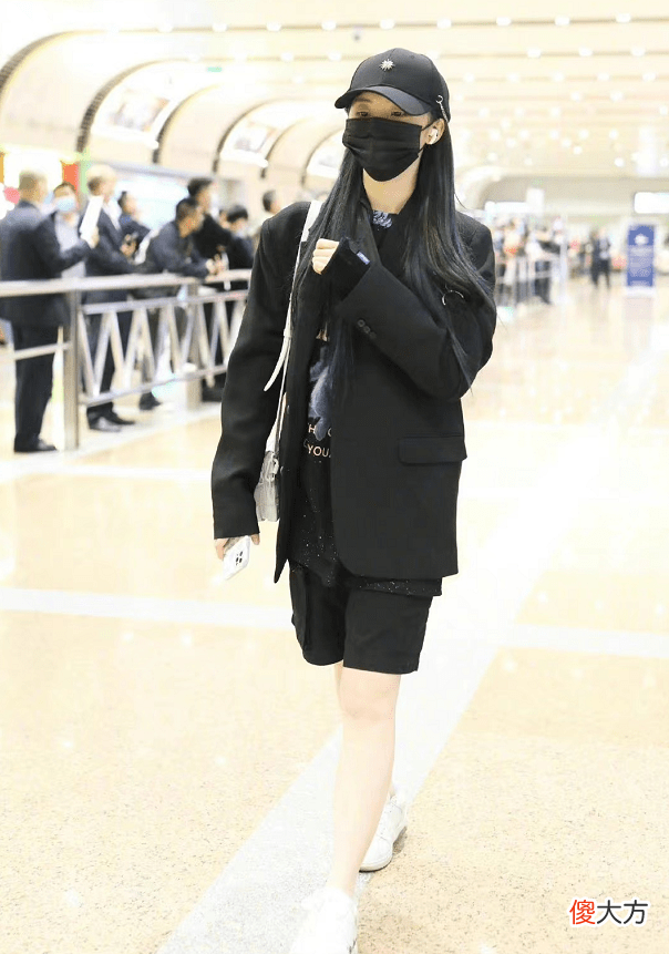 【就爱时尚】职场女性夏日里必不可少的时尚单品，西装中裤穿出飒爽优雅韵味