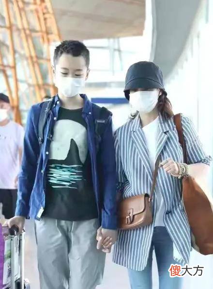 【时尚一点】海清母子同框，母子十指紧扣显年轻，儿子高大还要穿出气质