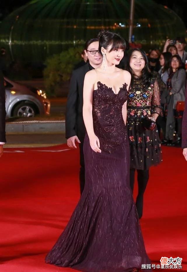 【就爱时尚】蕾丝裙的款式推荐——透视感抹胸修身鱼尾长裙