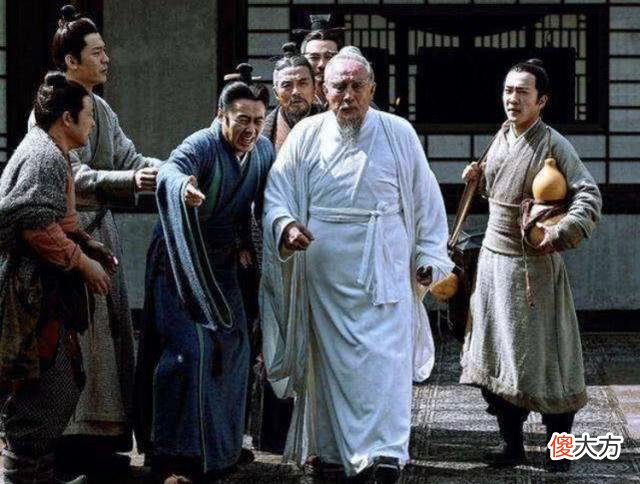 【历史故事】曹操在赤壁之战前杀死华佗，绝非是因为多疑，而是为了“杀鸡儆猴”，华佗只是顺带的，真正的“鸡”是孔融，