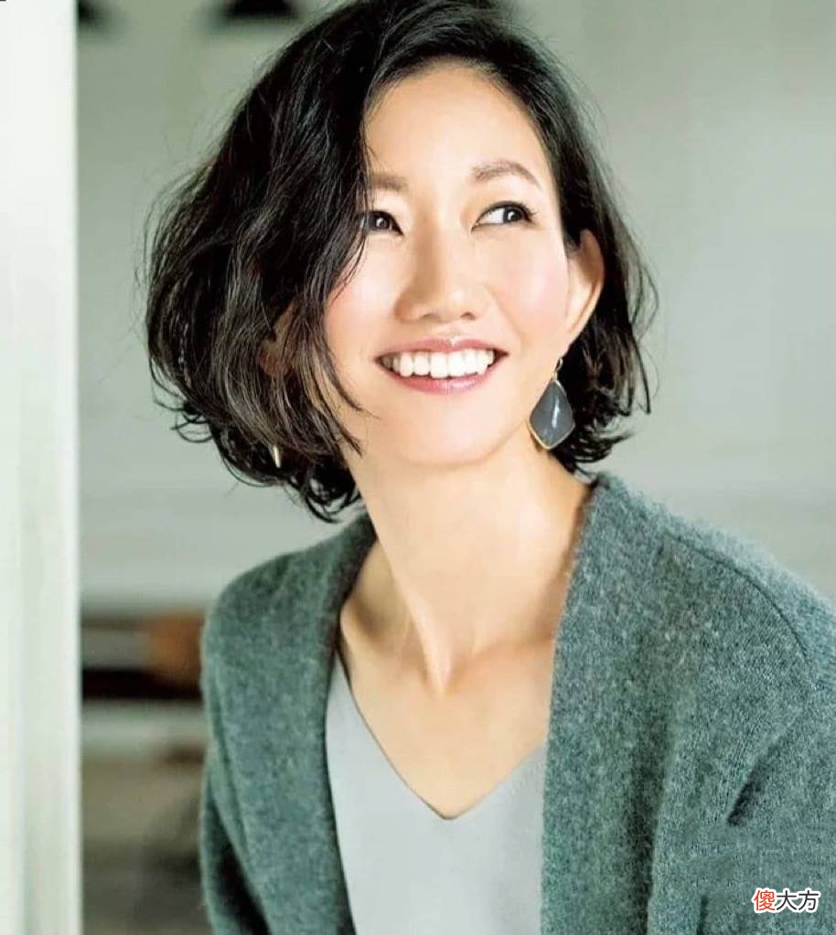 【时尚一点】人到中年，这几种发型最适合中年女性，时髦又减龄