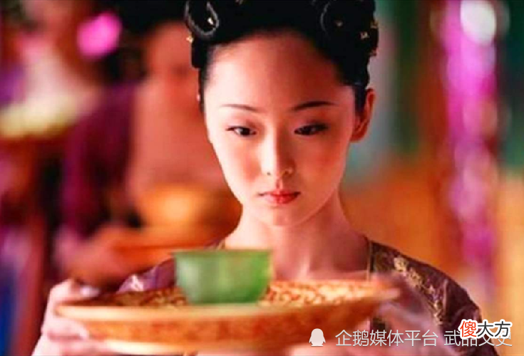 【历史故事】古代夫妻睡觉时，为什么让丫鬟守在床边，夫妻俩不觉得尴尬吗？