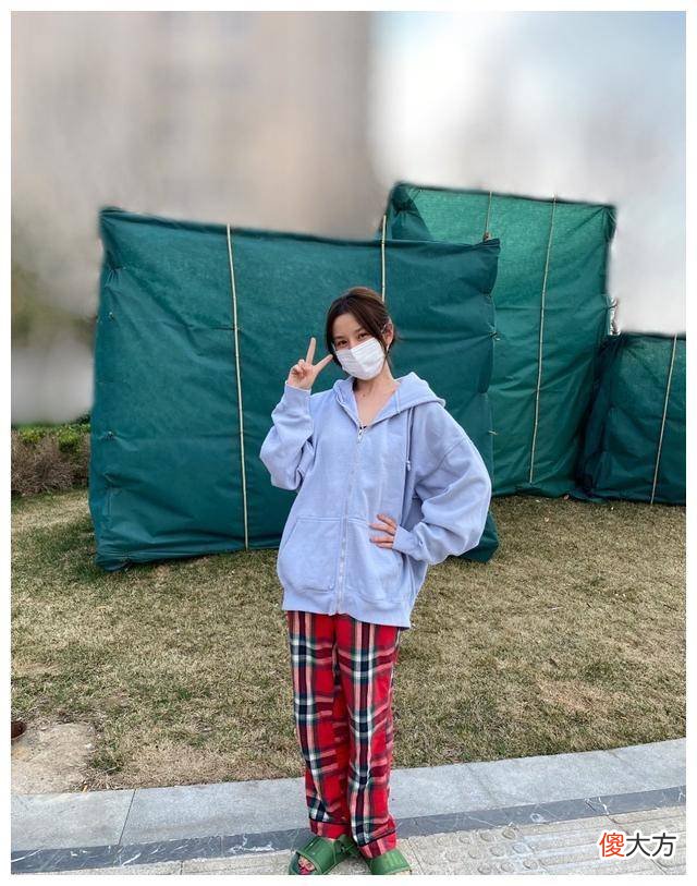 【时尚一点】宋祖儿私服穿搭，浅灰色连帽卫衣，简约休闲，适合日常穿搭