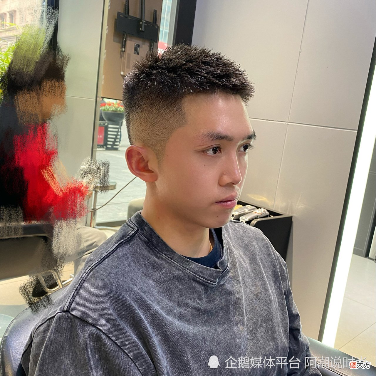 【时尚一点】男生夏季剪“背头”太油腻？不妨试试这3款，剪完干净帅气显精神！