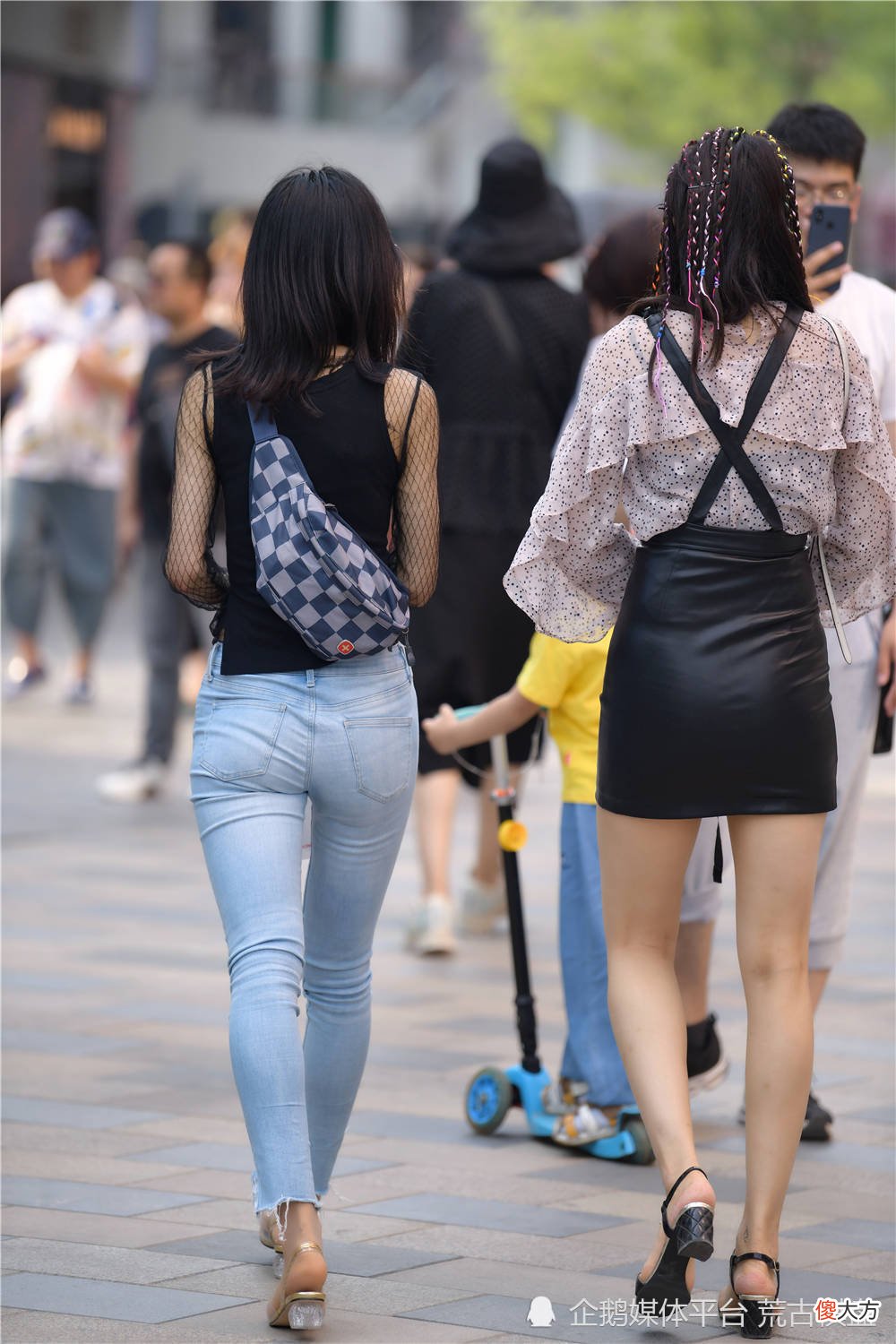 【就爱时尚】夏季出门逛街，可以搭配紧身牛仔裤，和高跟鞋组合更加显气质