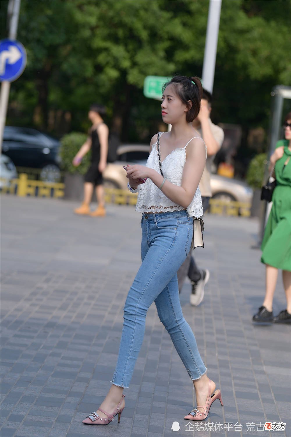 【就爱时尚】夏季出门逛街，可以搭配紧身牛仔裤，和高跟鞋组合更加显气质