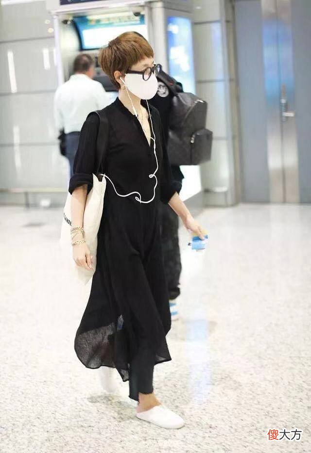 【就爱时尚】马伊琍近照瘦得厉害，身材似麻杆，俩女儿穿衣随妈，极简风很随意