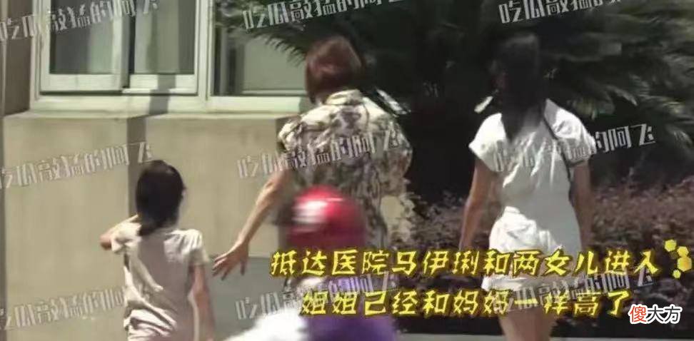 【就爱时尚】马伊琍近照瘦得厉害，身材似麻杆，俩女儿穿衣随妈，极简风很随意
