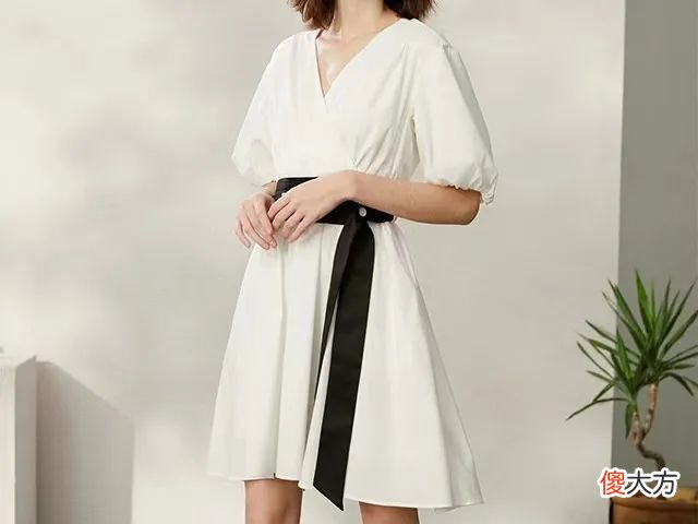 【时尚一点】50岁的女人夏日穿搭，不得不学的三个小技巧，照着穿年轻还显气质