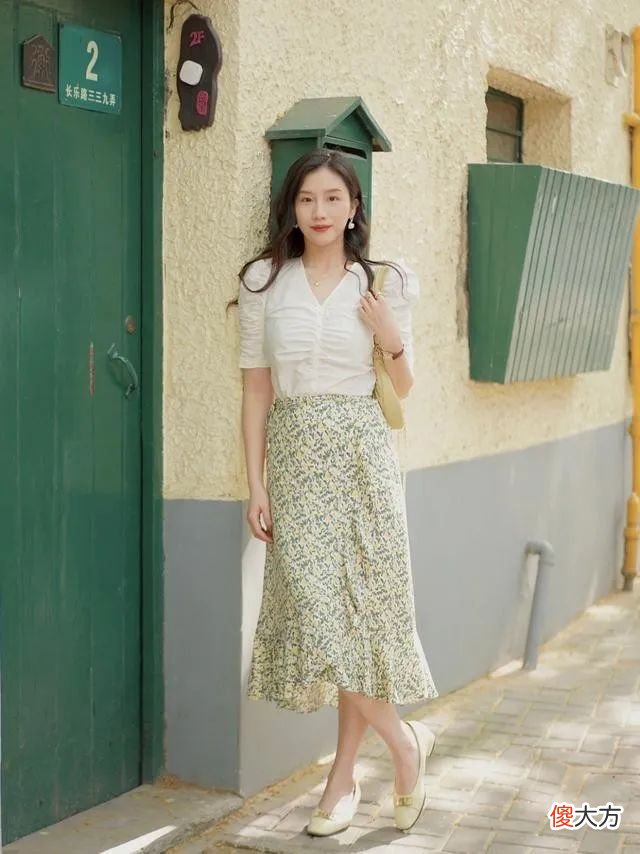 【时尚一点】50岁的女人夏日穿搭，不得不学的三个小技巧，照着穿年轻还显气质
