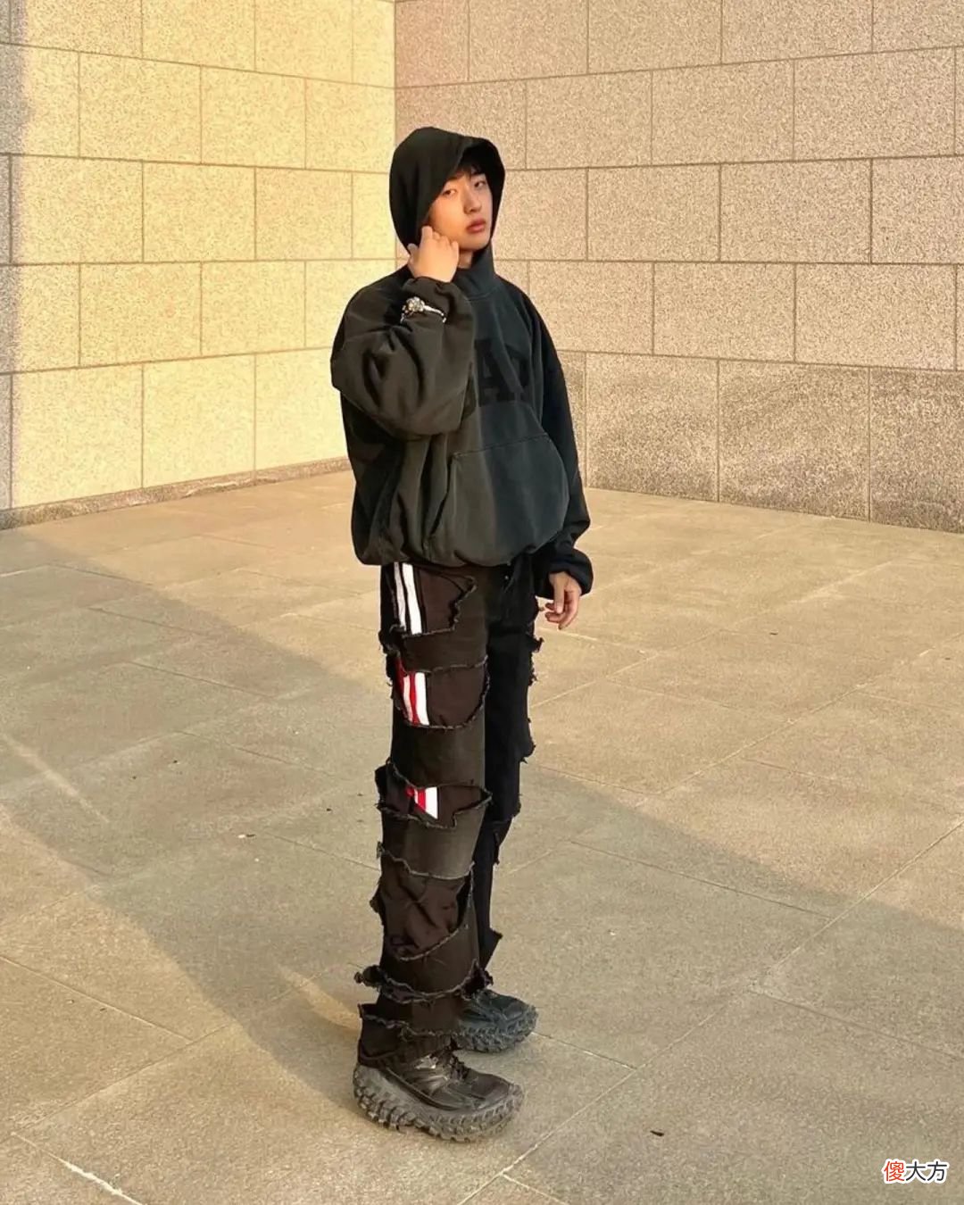 【就爱时尚】巴黎世家 x YZY x GAP 三方联名今晚开抢！Kanye 上身新品来了！