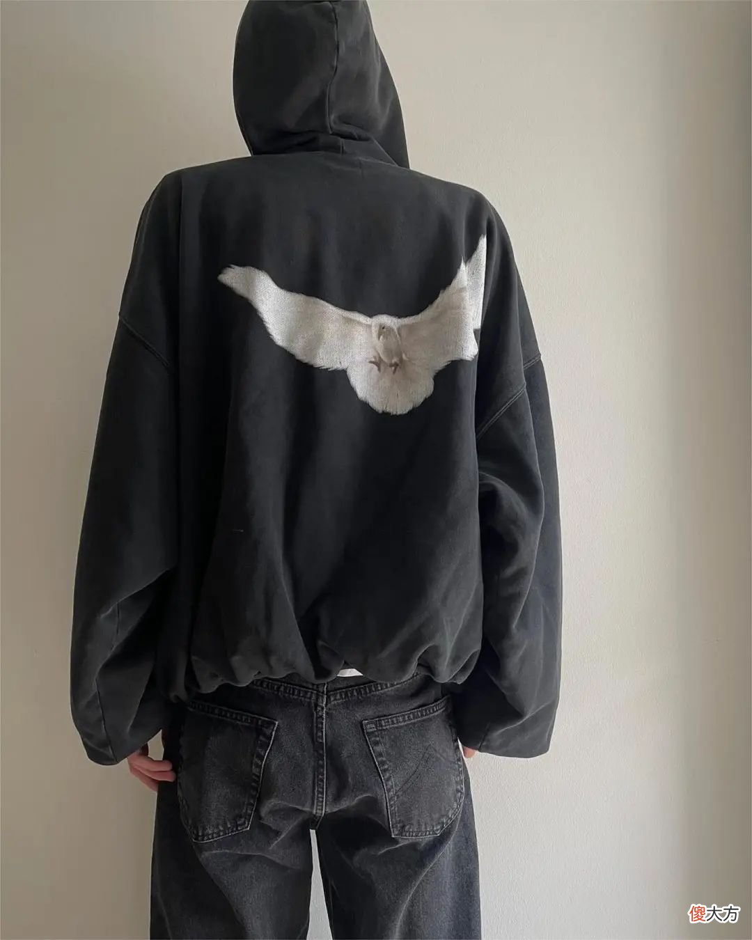 【就爱时尚】巴黎世家 x YZY x GAP 三方联名今晚开抢！Kanye 上身新品来了！