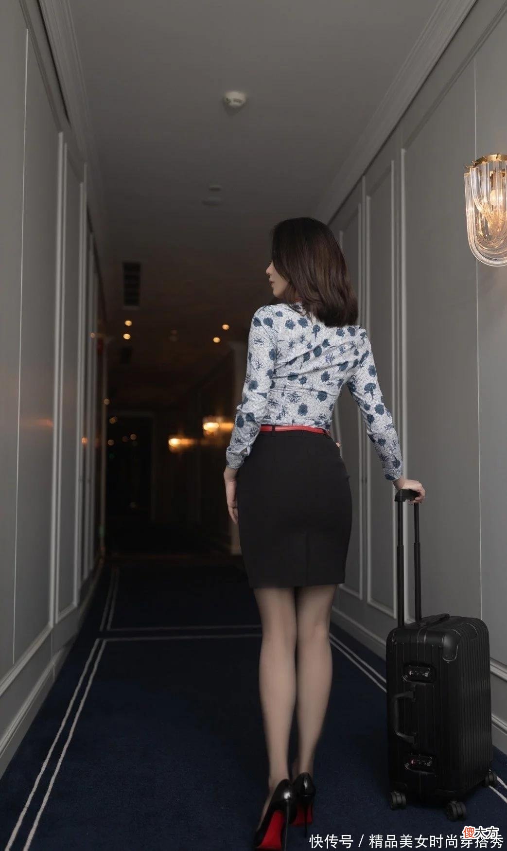 【时尚一点】印花的奶奶衫搭配黑色的包臀裙干练又不失女性的优雅