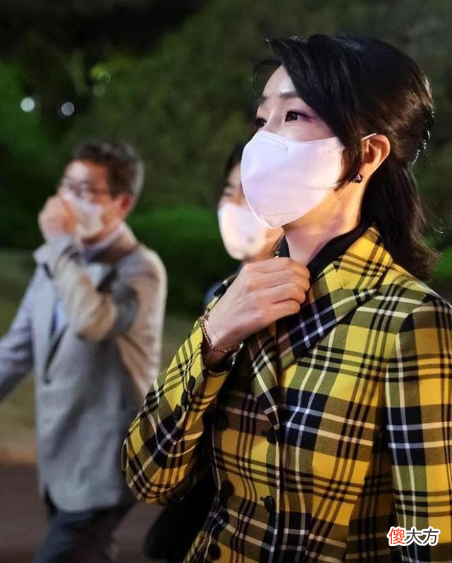 【就爱时尚】50岁韩国第一夫人气质令人服气！穿黄外套身材像20岁，拜登也称赞