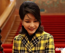 【就爱时尚】50岁韩国第一夫人气质令人服气！穿黄外套身材像20岁，拜登也称赞