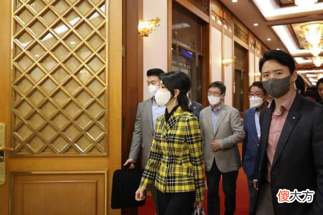 【就爱时尚】50岁韩国第一夫人气质令人服气！穿黄外套身材像20岁，拜登也称赞