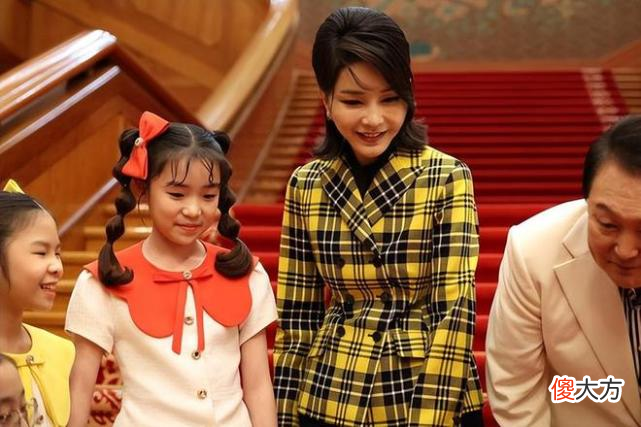 【就爱时尚】50岁韩国第一夫人气质令人服气！穿黄外套身材像20岁，拜登也称赞