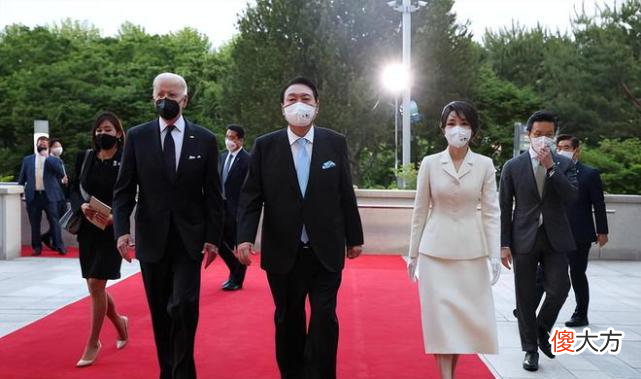 【就爱时尚】50岁韩国第一夫人气质令人服气！穿黄外套身材像20岁，拜登也称赞