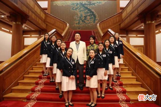 【就爱时尚】50岁韩国第一夫人气质令人服气！穿黄外套身材像20岁，拜登也称赞