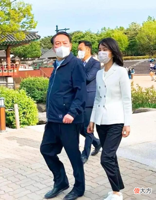 【就爱时尚】50岁韩国第一夫人气质令人服气！穿黄外套身材像20岁，拜登也称赞