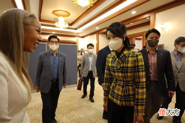 【就爱时尚】50岁韩国第一夫人气质令人服气！穿黄外套身材像20岁，拜登也称赞