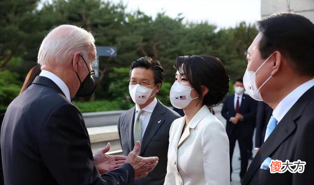 【就爱时尚】50岁韩国第一夫人气质令人服气！穿黄外套身材像20岁，拜登也称赞