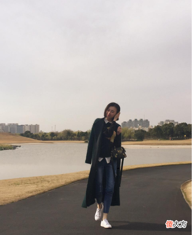 【时尚一点】范志毅妻子挺耐看的，穿运动装看得出气质挺纯，和老公好似两代人