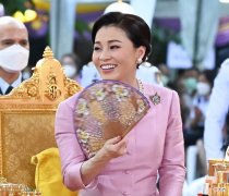 【就爱时尚】44岁苏提达扮嫩，佩戴三股珍珠项链提升贵气，全粉打扮毫无违和感