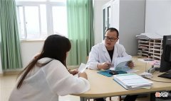 妇产科男医生面对女性隐私部位时，会觉得尴尬吗？医生说出无奈
