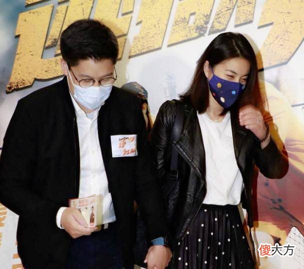 【时尚一点】郭晶晶与老公手拉手笑容甜蜜，身穿波点长裙显年轻